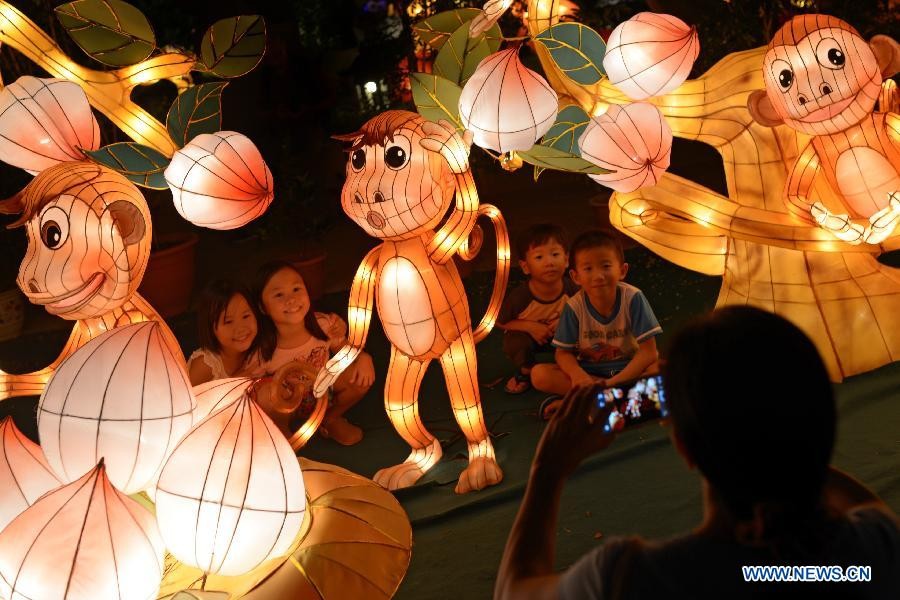  Không khí Trung thu rộn ràng là hình ảnh chúng ta dễ dàng bắt gặp trong những ngày này. Đây là dịp lễ truyền thống được tổ chức hàng năm ở khắp các quốc gia châu Á như Trung Quốc, Nhật Bản, Malaysia, Việt Nam... Trong ảnh, các em nhỏ chăm chú xem màn trình diễn đường phố ở Singapore nhân dịp đón mừng Trung thu.